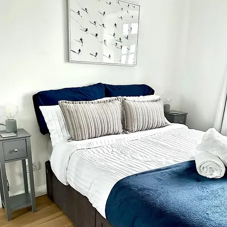 Northern Line Double Room Stay With Free Parking